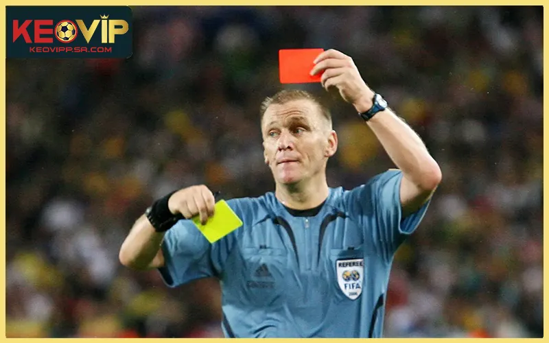 Thẻ vàng thẻ đỏ xuất hiện trong trận đấu chính thức