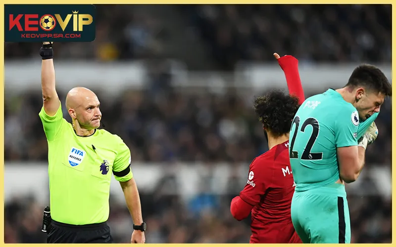 Trọng tài rút thẻ khi cầu thủ tranh chấp quyết liệt